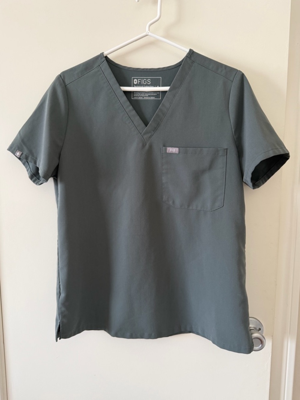 Figs Caterina Bonsai Grey One Pocket Scrub Top, M